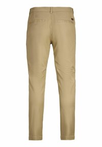 Beige chinos slim fit - kaksi takataskua ja sileä pinta. Ei näkyvää brändiä tai kuvioita.