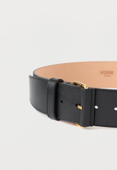 Cinto de couro preto com textura lisa, fivela em metal dourado e costura visível. Interior em couro castanho com logótipo da marca gravado.