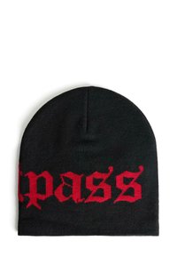 Berretto di lana nera con caratteri rossi audaci che riportano la scritta "pass." Il design presenta una trama liscia con una vestibilità aderente nella parte superiore.