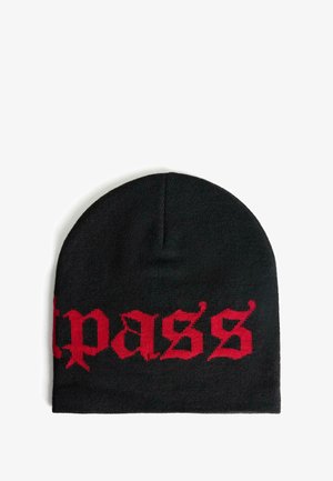 Čierna pletená čiapka s výrazným červeným nápisom "pass." Dizajn má hladkú textúru a tesný strih na vrchu.