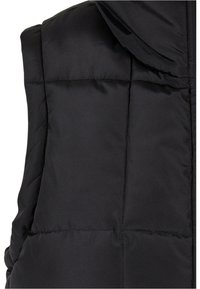Svart puffer-vest med quiltet design, hette og glatt nylontekstur. Synlige sting og myk finish forbedrer det generelle utseendet.