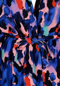Abito multicolore caratterizzato da un vivace motivo astratto in blu, rosa, rosso e verde, con un dettaglio in vita legato e una piacevole texture del tessuto.