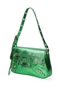 Borsa a tracolla verde metallizzato con una finitura lucida, dotata di una tasca con zip, accenti di borchie e una tracolla con dettagli circolari in metallo.