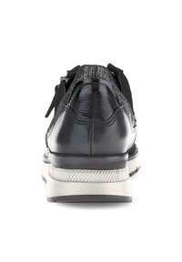 Zwarte sportieve schoenen met een textuurafwerking, voorzien van een metallic accent op de bovenkant, een gevoerde zool en een trekhaak aan de achterkant voor eenvoudig aan- en uittrekken.