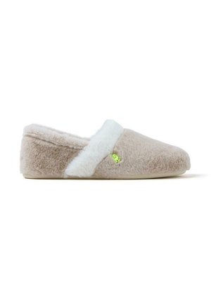 Chausson beige en matériau doux et pelucheux avec une bordure en fausse fourrure blanche, présentant un petit détail de design vert sur le côté.