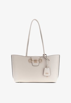 Borsa tote in pelle beige con doppi manici lunghi, dettaglio fibbia color oro e targhetta con il nome del marchio "Guess" e ciondolo a forma di chiave.
