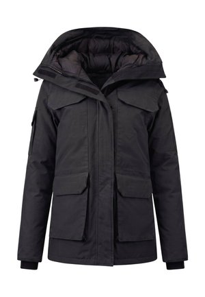 Zwarte geïsoleerde winterjas met capuchon, frontrits, vier grote klepzakken en verstelbare manchetten.
