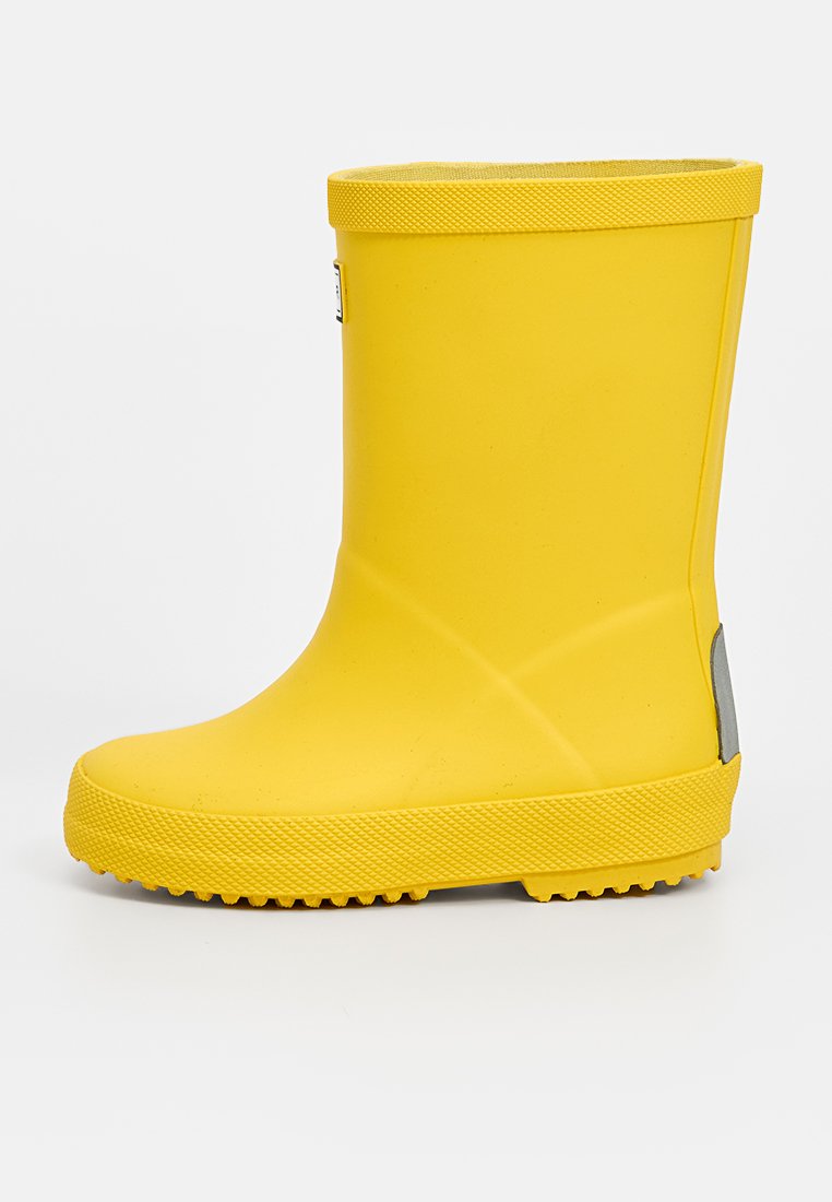 Botte de pluie en caoutchouc jaune avec une finition lisse, un bout arrondi et une semelle texturée. Présente un accent gris au talon et un design montante.