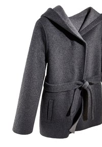Grå uldfrakke med hætte, bælte, to forlommer og blød tekstur. Har en afslappet pasform og simple, rene linjer.