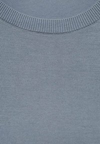 Hellgrauer gestrickter Pulloverstoff mit einem gerippten Rundhalsausschnitt, der eine detaillierte Strickstruktur zeigt.