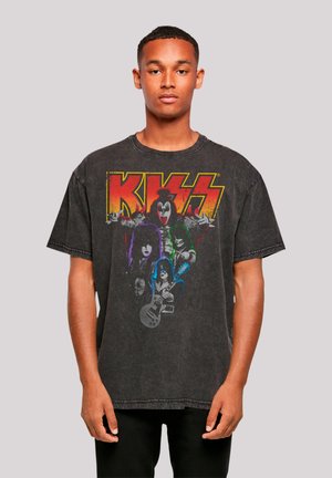 Schwarzes, übergroßes T-Shirt mit einem bunten KISS-Band-Graphic, kurzen Ärmeln und einem Rundhalsausschnitt. Der Stoff hat eine abgenutzte, vintage Textur.