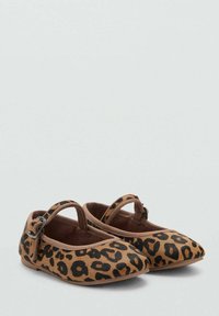 Bailarinas con estampado de leopardo, con parte superior de tela marrón, correa ajustable con hebilla y suela plana. Punta redondeada y textura suave.