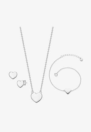 Hõbedane ehtekomplekt, mis sisaldab südamekujulisi ripatseid kettkaelaketis, kõrvarõngaid ja käevõru, kõik sileda poleeritud pinnaga.