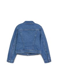 Giacca di denim di colore blu medio, con colletto a punta, maniche lunghe e design cropped, caratterizzata da cuciture visibili e bottoni a pressione in metallo.