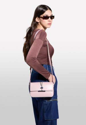 Sisley, BLACK SHOULDER BAG WITH CHAIN - Cross body bag - pink
