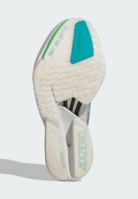 Λευκή σόλα αθλητικού παπουτσιού με υφή αντιολισθητικού μοτίβου, με τυρκουάζ λεπτομέρεια και σήμανση «ADIZERO». Ελαφρύς σχεδιασμός για απόδοση.