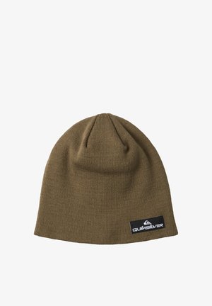 Khaki beanie hat lavet af ribstrik materiale med en rund top; har et sort logo patch på siden.