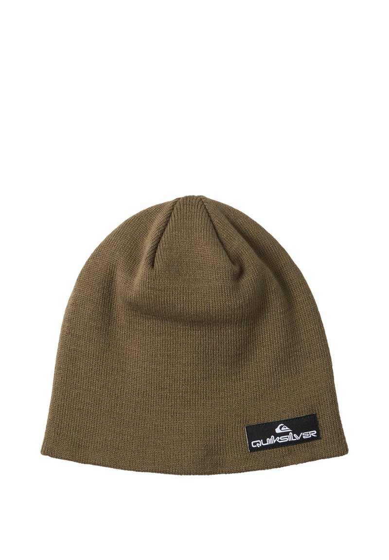 Khaki czapka beanie wykonana z ribbowanego materiału, z zaokrąglonym wierzchem; posiada czarną naszywkę z logo z boku.
