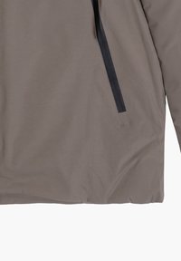 Giacca leggera color taupe con una texture liscia, caratterizzata da una zip nera e un design minimalista.