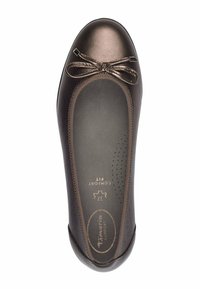 Bronzefarbene Ballerinas mit rundem Zeh und kleiner Schleifenakzentuierung. Glattes Lederoberteil mit gepolsterter Innensohle und gesticktem Kantendetail.