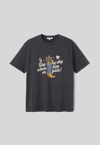 T-shirt en coton gris charbon à manches courtes, présentant un graphisme coloré avec du texte et des designs d'une botte accompagnée de fleurs, de flammes et de cœurs.