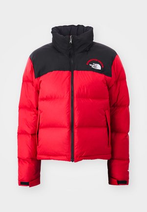 Czerwona kurtka puchowa z czarną górną częścią, wysokim kołnierzem, zapięciem na zamek i pikowaną teksturą. Posiada logo na klatce piersiowej oraz dwie boczne kieszenie.