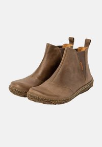 Par de botas de tobillo de cuero marrón con paneles laterales elásticos, tiradores en el bucle y suelas de goma texturizadas.