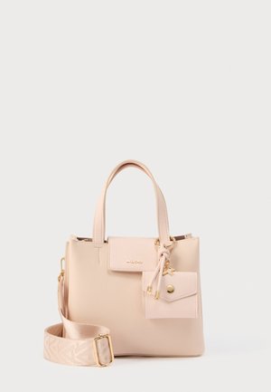 Borsa rosa chiaro realizzata in materiale testurizzato con manici corti, tracolla staccabile e una piccola tasca applicata. Inclusi dettagli in metallo dorato.