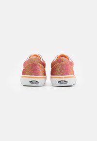 Błyszczące pomarańczowe i różowe sneakersy z białą podeszwą i pomarańczowymi akcentami. Posiadają logo Vans na pięcie i brak widocznych sznurówek.
