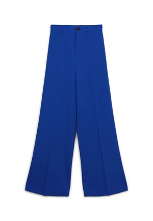 Helle blaue, weit geschnittene Hose mit Knopf- und Reißverschluss, Gürtelschlaufen und gebügelten Vorderfalten auf weißem Hintergrund.
