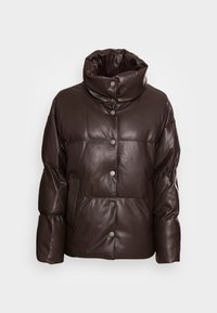 Brązowa puchowa kurtka ze skóry z wysokim kołnierzem, wyposażona w pikowane sekcje, zatrzaski i boczne kieszenie. Gładka tekstura, lekka konstrukcja.