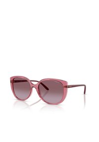 Occhiali da sole rosa traslucidi con lenti sfumate. Forma cat-eye angolare. Stanghette sottili color borgogna con un branding discreto. Dettaglio riflettente in gradiente.