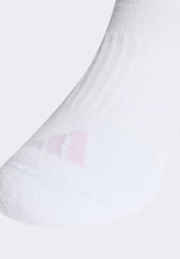 Biele športové ponožky s rebrovanou štruktúrou, s jemne ružovým akcentom v oblasti prstov. Materiál vyzerá byť mäkký a elastický.