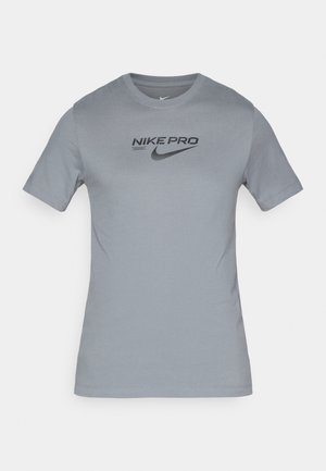 Grijze Nike Pro T-shirt met korte mouwen, ronde hals en zwart logo opdruk met "NIKE PRO" en een swoosh op de voorkant. Glad textuur van de stof.