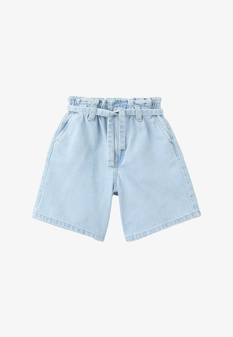 Shorts en denim bleu clair avec taille paperbag, passants de ceinture, ceinture assortie à nouer et poches latérales.