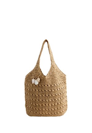 Geflochtene Strohtasche in Tan mit großem Schlaufenhenkel und drei kleinen hängenden Muschel-Anhängern.