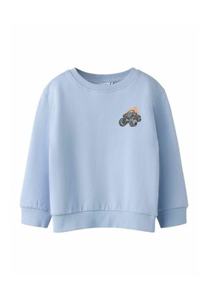 Jasnoniebieska bluza z miękkiego materiału. Posiada okrągły dekolt i ściągacze przy rękawach. Ozdobiona małą grafiką przedstawiającą monster trucka.