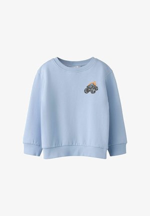 Helles blaus Sweatshirt aus weichem Stoff. Mit rundem Ausschnitt und gerippten Bündchen. Verziert mit einem kleinen Grafik von einem Monstertruck.