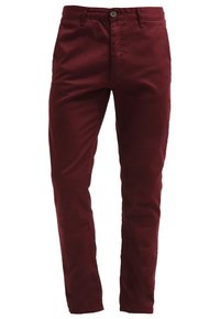 Pantaloni in cotone chino color bordeaux con design slim fit, dotati di chiusura frontale con bottoni e tasche standard. Tessuto liscio con dettagli minimi.