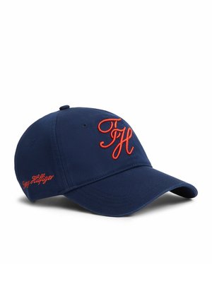 Casquette de baseball bleu marine avec les initiales "TH" brodées en rouge sur le devant et "Tommy Hilfiger" cousu sur le côté.