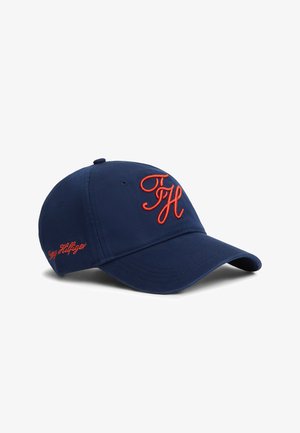 Cappellino da baseball blu navy con iniziali "TH" ricamate in rosso sul davanti e la scritta "Tommy Hilfiger" cucita sul lato.