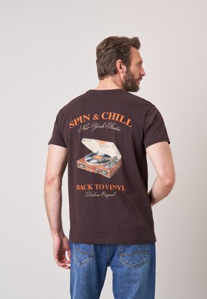 DEELUXE, SPIN - T-shirt print - walnut