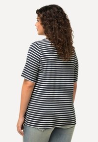 Ulla Popken STRIPED DRAWSTRING HEM SHORT SLEEVE TEE - Triko s potiskem - navy blue