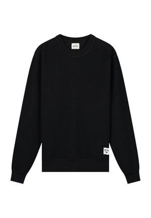 Felpa nera a maniche lunghe con girocollo e polsini a costine, una piccola etichetta bianca vicino all'orlo e un'etichetta del marchio all'interno del colletto.