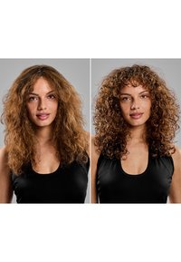 Twee naast elkaar geplaatste afbeeldingen van een persoon met golvend haar; links toont volumineuze pluis, en rechts zijn de gedefinieerde, strakkere krullen te zien. Beide stijlen zijn kastanjebruin.