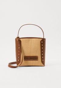 Brązowa torebka z futerkiem i plecionki słomianej o kwadratowym kształcie, z złotymi ćwiekami po bokach oraz metką z napisem "LOVE MOSCHINO" z przodu.