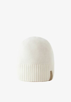 Biała dzianinowa czapka z prążkowanym mankietem i gładkim wierzchem. Posiada małą, brązową skórzaną naszywkę z logo po boku. Miękka w dotyku, prosty design.