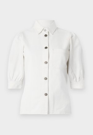 Witte denimshirt met knoopsluiting aan de voorkant, korte pofmouwen en een enkele borstzak, tegen een effen witte achtergrond.
