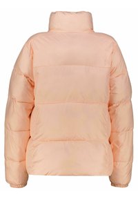 Ljus persikofärgad pufferjacka med hög krage, strukturerad yta, horisontellt quiltat mönster och elastiska manschetter för en snug passform.