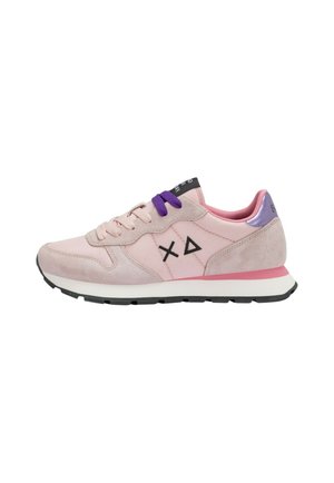 Sneaker rosa chiaro con pannelli in suede e tessuto, suola nera, lacci viola e logo geometrico nero sul lato.